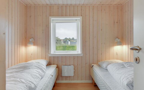 Serey - 500M from the Sea: Madera, Habitación, Techo, Suelo, Cama, Lecho, Sábana, Tablón, Manchas De Madera, Madera Dura