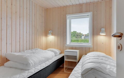 Serey - 500M from the Sea: Madera, Habitación, Techo, Cama, Diseño De Interiores, Suelo, Lecho, Sábana, Marco De La Cama, Tablón