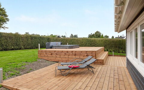 Serey - 500M from the Sea: Madera, Suelos De Madera, Madera Dura, Mueble Para Exteriores, Tablón, Cubierta, Manchas De Madera, Material Compuesto, Jardín, Patio Interior