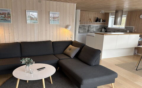 Serey - 500M from the Sea: Mueble, Mueble Para Exteriores, Vajilla, Mesa, Drinkware, Silla, Mesa Al Aire Libre, Comida, Botella