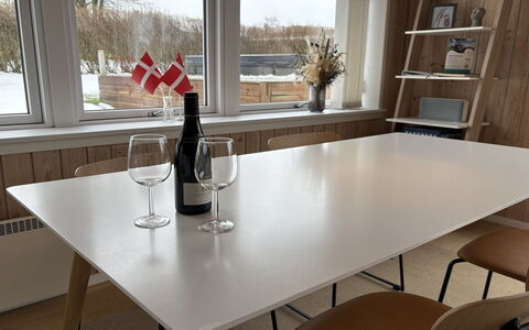 Serey - 500M from the Sea: Mueble, Mueble Para Exteriores, Vajilla, Mesa, Drinkware, Silla, Mesa Al Aire Libre, Comida, Botella