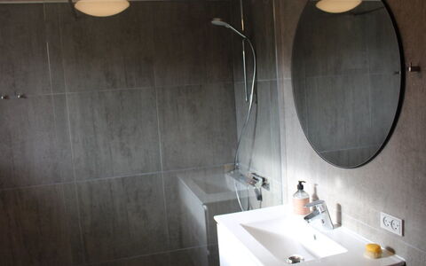 Serey - 500M from the Sea: Piso, Arreglo De Tubería, Baño, Lavabo Del Baño, Pared, Suelo, Lavabo, Diseño De Interiores, Grifo, Plomería