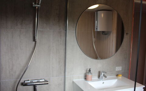 Serey - 500M from the Sea: Pared, Arreglo De Tubería, Baño, Diseño De Interiores, Piso, Suelo, Plomería, Lavabo Del Baño, Grifo, Habitación