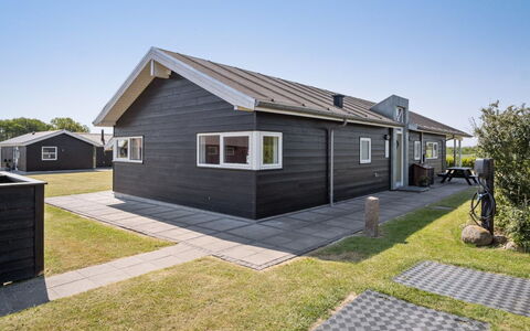 Iorund - 550M from the Sea: Techo, Casa, Casa, Cabaña, Puerta, Vía Muerta, Cubierta, Porche, Tablón, Madera Dura