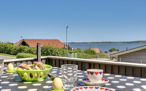 Jenvold - 300M to the Fjord: Techo, Casa, El Terreno Del Lote, Casa, Cabaña, Inmuebles, Edificios Del Jardín, Sombra, Cuarto De Troncos, Paisajismo