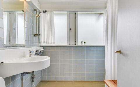 Ditte - 300M from the Sea: Arreglo De Tubería, Baño, Diseño De Interiores, Piso, Suelo, Plomería, Grifo, Lavabo Del Baño, Lavabo, Techo