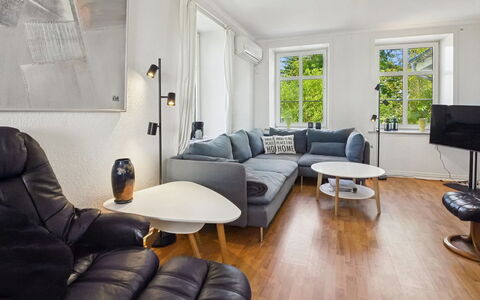 Juuso - 20Km from the Sea: Mueble, Diseño De Interiores, Sofá, Piso, Pared, Suelo, Sala, Madera, Techo, Departamento