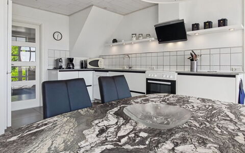 Juuso - 20Km from the Sea: Piso, Cocina, Diseño De Interiores, Mostrador, Suelo, Techo, Aparato De Cocina, Gabinetes
