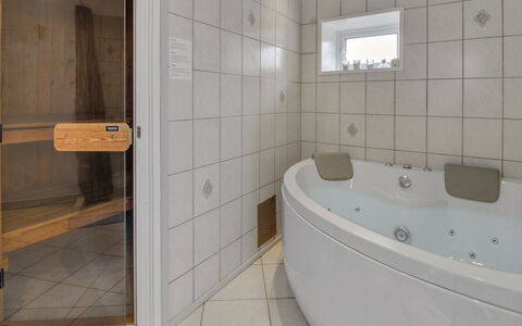 Juuso - 20Km from the Sea: Piso, Diseño De Interiores, Suelo, Arreglo De Tubería, Baño, Bañera, Techo, Habitación, Plomería, Encendiendo