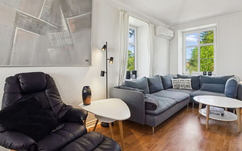 Juuso - 20Km from the Sea: Mueble, Diseño De Interiores, Sofá, Piso, Suelo, Pared, Sala, Madera, Techo, Departamento