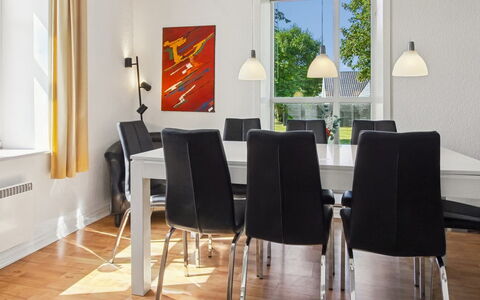 Juuso - 20Km from the Sea: Mueble, Diseño De Interiores, Piso, Silla, Mesa, Suelo, Comedor, Madera, Cocina Y Comedor Mesa, Techo