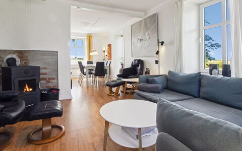 Juuso - 20Km from the Sea: Mueble, Diseño De Interiores, Piso, Suelo, Sofá, Madera, Sala, Suelos De Madera, Techo, Habitación