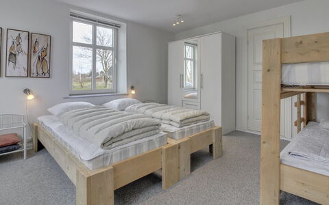 Juuso - 20Km from the Sea: Cama, Habitación, Mueble, Lecho, Diseño De Interiores, Madera, Sábana, Suelo, Techo, Piso
