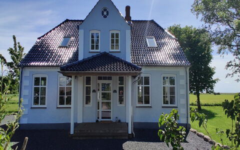 Juuso - 20Km from the Sea: Edificio, Ventana, Casa, Techo, Casa, Barrio Residencial, Cabaña, Puerta, Vía Muerta, Inmuebles