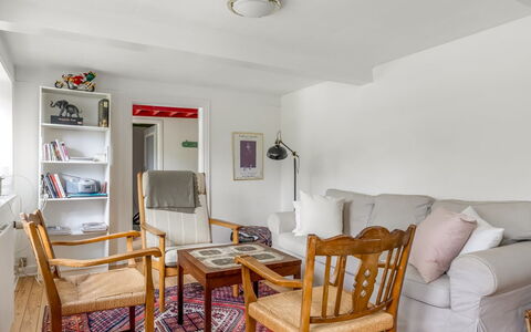 Ilsa - 9.8Km from the Sea: Mueble, Diseño De Interiores, Piso, Pared, Sofá, Suelo, Madera, Sala, Techo, Habitación