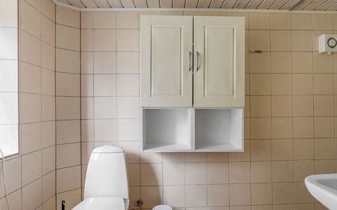 Ilsa - 9.8Km from the Sea: Piso, Pared, Diseño De Interiores, Arreglo De Tubería, Suelo, Lavabo, Madera, Lavabo Del Baño, Baño, Grifo