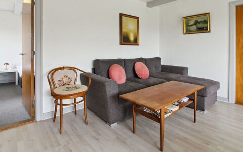 Skarpe: Mueble, Piso, Diseño De Interiores, Suelo, Sofá, Madera, Habitación, Techo, Mesa, Sala