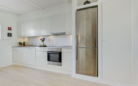 Joar - 5M to the Fjord: Piso, Cocina, Aparato De Cocina, Mostrador, Diseño De Interiores, Madera, Suelo, Electrodoméstico, Gabinetes, Mueble