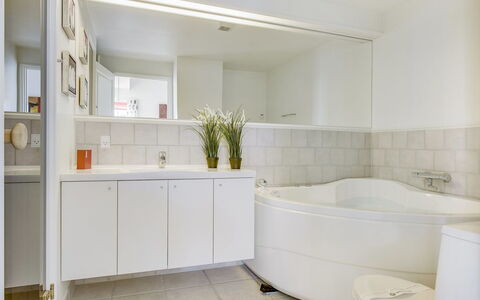 Joar - 5M to the Fjord: Diseño De Interiores, Piso, Pared, Suelo, Arreglo De Tubería, Techo, Baño, Bañera, Mueble De Baño, Plomería
