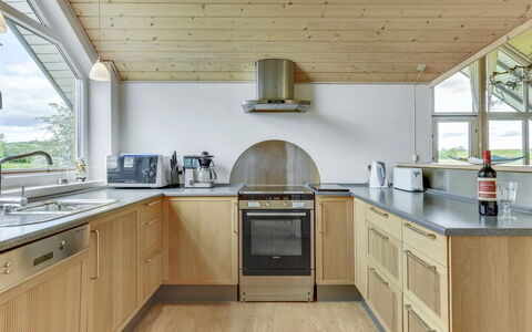 Sigbritt - 100M from the Sea: Madera, Piso, Cocina, Diseño De Interiores, Mostrador, Techo, Aparato De Cocina, Suelo, Gabinetes, Electrodoméstico