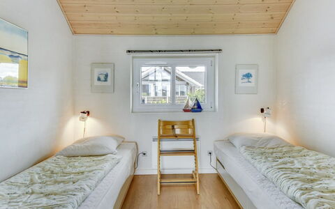 Sigbritt - 100M from the Sea: Madera, Casa, Habitación, Techo, Cama, Madera Dura, La Luz Del Día, Lecho, Invierno, Tablón