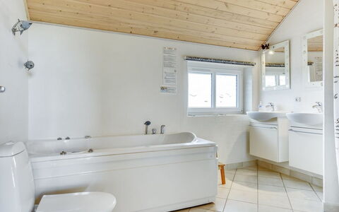 Sigbritt - 100M from the Sea: Arreglo De Tubería, Piso, Baño, Techo, Diseño De Interiores, Suelo, Bañera, Grifo, Lavabo, Plomería