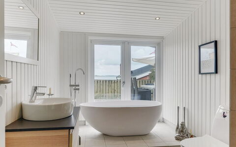 Elain - from the Sea: Arreglo De Tubería, Madera, Piso, Diseño De Interiores, Suelo, Techo, Lavabo, Grifo, Baño, Plomería