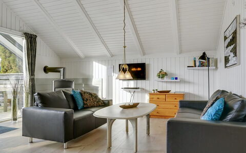 Hortensia - 350M from the Sea: Mueble, Diseño De Interiores, Piso, Madera, Suelo, Techo, Suelos De Madera, Silla, Mesa, Encendiendo