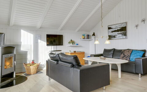 Hortensia - 350M from the Sea: Mueble, Diseño De Interiores, Piso, Madera, Suelo, Techo, Suelos De Madera, Silla, Mesa, Encendiendo
