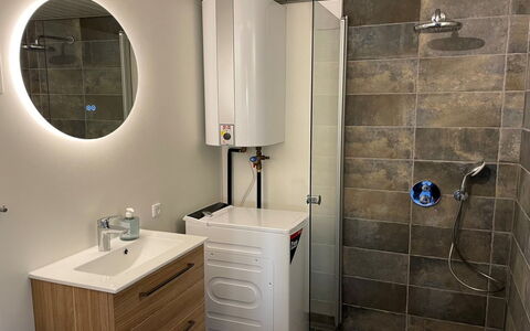 Roar - 500M from the Sea: Piso, Arreglo De Tubería, Diseño De Interiores, Suelo, Baño, Mueble De Baño, Plomería, Habitación, Lavabo, Baño