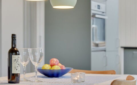 Roar - 500M from the Sea: Diseño De Interiores, Mueble, Vajilla, Techo, Lámpara, Habitación, Pantalla De Lámpara, Vaso, Fruta, Cocina