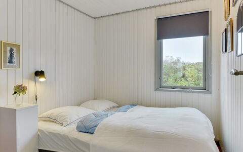 Roar - 500M from the Sea: Habitación, Cama, Pared, Diseño De Interiores, Sábana, Lecho, Madera, Techo, Piso, Suelo