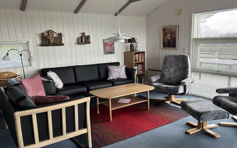 Guldborg - 400M to the Fjord: Mueble, Madera, Piso, Sala, Suelo, Diseño De Interiores, Sofá, Habitación, Silla
