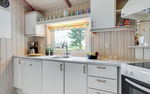 Guldborg - 400M to the Fjord: Madera, Cocina, Mostrador, Aparato De Cocina, Diseño De Interiores, Piso, Lavabo, Electrodoméstico, Arreglo De Tubería, Grifo