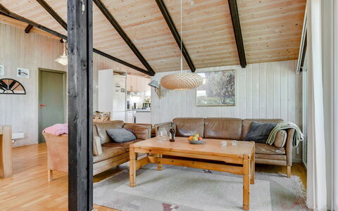 Ofelia - 500M to the Fjord: Mueble, Diseño De Interiores, Piso, Madera, Suelo, Techo, Suelos De Madera, Silla, Mesa, Encendiendo