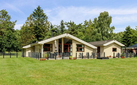 Arvi - 30Km from the Sea: Mueble, Diseño De Interiores, Piso, Madera, Suelo, Techo, Suelos De Madera, Silla, Mesa, Encendiendo