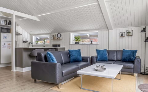 Aleide - 29Km from the Sea: Madera, Mueble, Sofá, Diseño De Interiores, Piso, Sala, Techo, Suelo, Casa