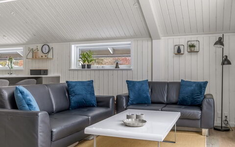 Aleide - 29Km from the Sea: Sofá, Mueble, Madera, Sala, Piso, Diseño De Interiores, Suelo, Casa, Suelos De Madera