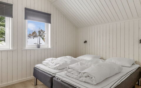 Aleide - 29Km from the Sea: Madera, Habitación, Suelo, Cama, Techo, Diseño De Interiores, Piso, Lecho, Sábana, Marco De La Cama