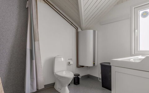 Aleide - 29Km from the Sea: Arreglo De Tubería, Piso, Suelo, Asiento Del Baño, Baño, Baño, Diseño De Interiores, Techo, Plomería, Lavabo