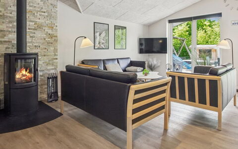 Eylar - 28Km from the Sea: Mueble, Piso, Madera, Diseño De Interiores, Suelo, Sala, Sofá, Silla, Suelos De Madera, Mesa