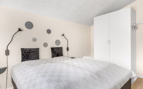 Eylar - 28Km from the Sea: Diseño De Interiores, Habitación, Cama, Pared, Piso, Techo, Suelo, Mueble, Lámpara, Madera