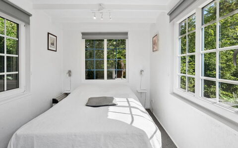 Hannelise - 30Km from the Sea: Pared, Habitación, Cama, Techo, Sábana, Diseño De Interiores, Lecho, Suelo, Casa, Marco De La Cama