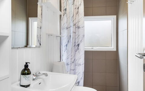 Hannelise - 30Km from the Sea: Diseño De Interiores, Arreglo De Tubería, Baño, Pared, Piso, Suelo, Lavabo, Baño, Grifo, Encendiendo