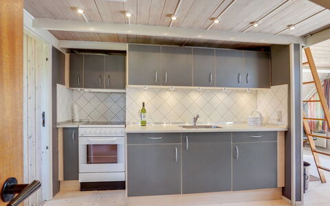 Ødke - 3.5Km from the Sea: Piso, Pared, Diseño De Interiores, Madera, Techo, Suelo, Cocina, Lámpara, Mostrador, Encendiendo