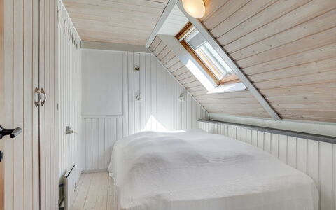 Ødke - 3.5Km from the Sea: Habitación, Cama, Pared, Piso, Suelo, Diseño De Interiores, Madera, Techo, Lecho, Sábana