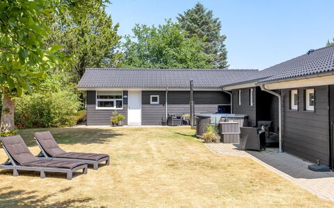 Gylla - 12Km from the Sea: Mueble, Diseño De Interiores, Piso, Madera, Suelo, Techo, Suelos De Madera, Silla, Mesa, Encendiendo