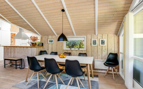 Anastaja - 12Km from the Sea: Mueble, Diseño De Interiores, Piso, Madera, Suelo, Techo, Suelos De Madera, Silla, Mesa, Encendiendo