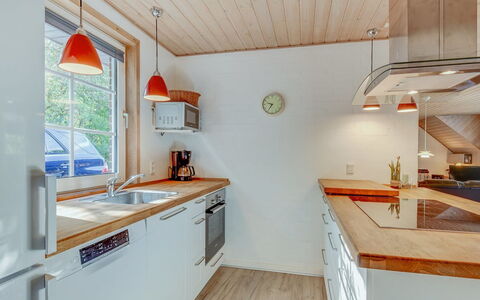 Friederk - 12Km from the Sea: Cocina, Mostrador, Piso, Diseño De Interiores, Madera, Aparato De Cocina, Techo, Gabinetes, Mueble, Suelo
