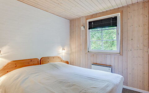 Friederk - 12Km from the Sea: Madera, Techo, Piso, Suelo, Diseño De Interiores, Habitación, Habitación, Sábana, Casa, Cama